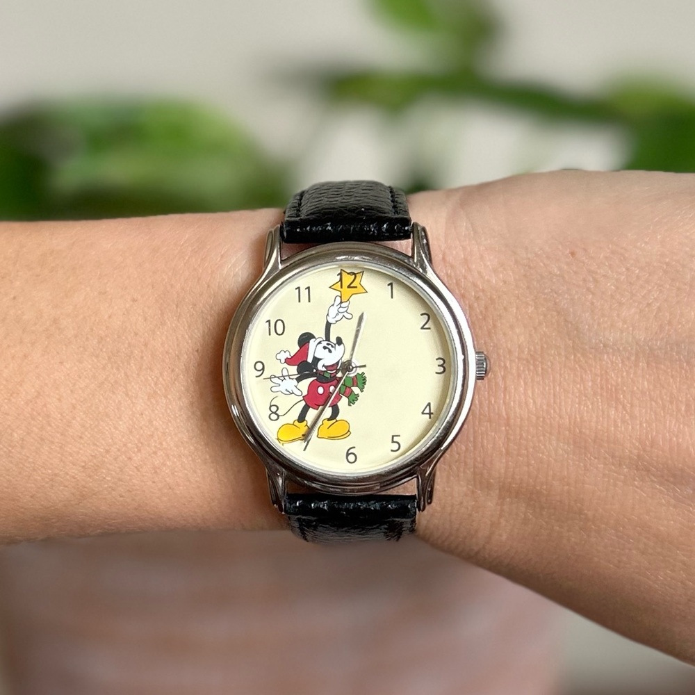 Disney Special Edition Mickey Christmas Leather Vintage 90’s Collectible Watch!